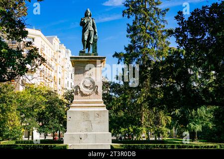 Denkmal, das dem Maler Murillo auf einer Seite des Prado Museums gewidmet ist. Bartolomé Esteban Murillo war ein spanischer Barockmaler. Obwohl er bes ist Stockfoto