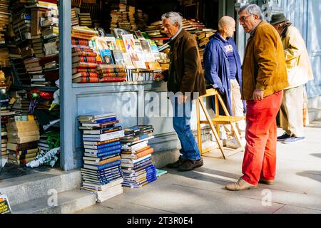 La Cuesta de Moyano ist der populäre Name, unter dem die Calle de Claudio de Moyano in Madrid bekannt ist, berühmt für die Verkaufsstände, die Bücher verkaufen, viele davon Stockfoto