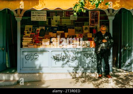 La Cuesta de Moyano ist der populäre Name, unter dem die Calle de Claudio de Moyano in Madrid bekannt ist, berühmt für die Verkaufsstände, die Bücher verkaufen, viele davon Stockfoto