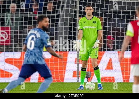 Alkmaar, Niederlande. Oktober 2023. ALKMAAR, NIEDERLANDE - 26. OKTOBER: Torhüter Emiliano Martinez von Aston Villa FC Gesten während des Gruppenspiels E - UEFA Europa Conference League 2023/24 zwischen AZ Alkmaar und Aston Villa FC im AFAS Stadion am 26. Oktober 2023 in Alkmaar, Niederlande. (Foto von Patrick Goosen/Orange Pictures) Credit: Orange Pics BV/Alamy Live News Stockfoto