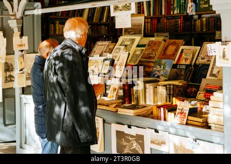 La Cuesta de Moyano ist der populäre Name, unter dem die Calle de Claudio de Moyano in Madrid bekannt ist, berühmt für die Verkaufsstände, die Bücher verkaufen, viele davon Stockfoto