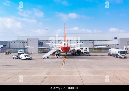 EasyJet-Flugzeug parkt am Flughafen Liverpool. Liverpool, Merseyside, Lancashire, England, Vereinigtes Königreich, Europa. Stockfoto