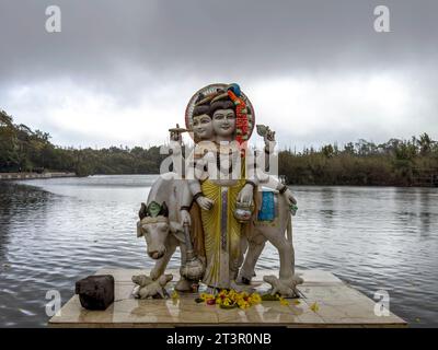 Statue von Lord Dattatreya - Trimurti am Ganga Talao See in Grand Bassin, Mauritius Stockfoto