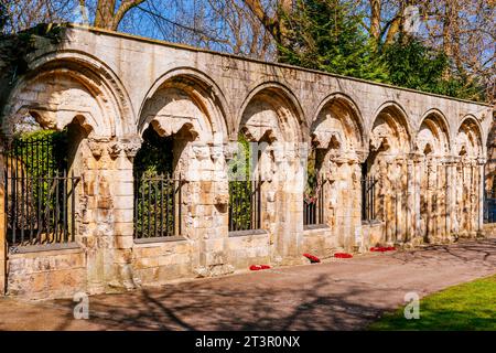 Gedenkstätte zu Ehren der Männer der Zweiten Infanteriedivision der britischen Armee. War Memorial, Dean's Park, York Minster. York, North Yorkshire, Yorkshire Stockfoto