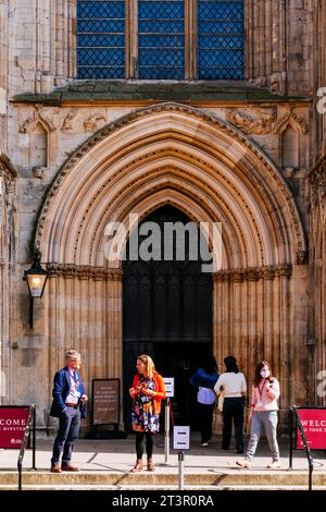 Detail der Eingangstür unter einem der Türme an der Westfassade. Kathedrale und Metropolitische Kirche St. Peter in York, allgemein bekannt als Stockfoto