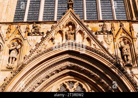 Architektonische Details des Westfassadenportals. Die Kathedrale und die Metropolitische Kirche St. Peter in York, allgemein bekannt als York Minster, ist die CA Stockfoto