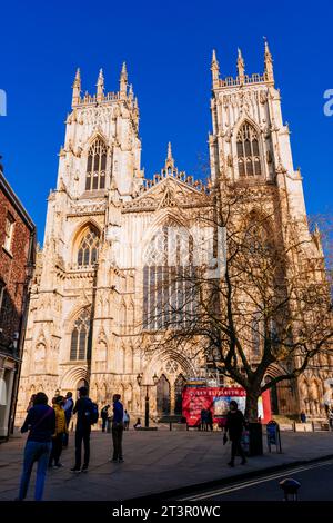 Die Kathedrale und Metropolitische Kirche St. Peter in York, auch bekannt als York Minster, ist die Kathedrale von York. Haupteingang zur Kathedrale c Stockfoto