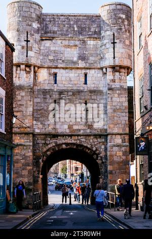 High Petergate und Bootham Bar, von innen gesehen, einer der vier Haupteingänge zur römischen Festung. Bootham Bar war das letzte Tor, das verloren hat Stockfoto