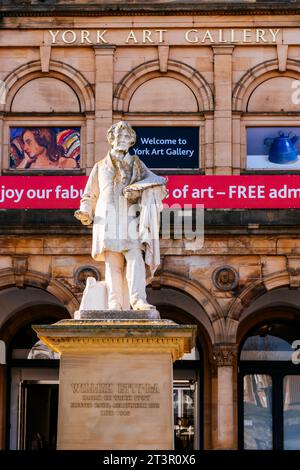 Die William Etty Statue von G. W. Milburn wurde am 1. Februar 1911 vor der York Art Gallery am Exhibition Square enthüllt. York, North Yorkshir Stockfoto