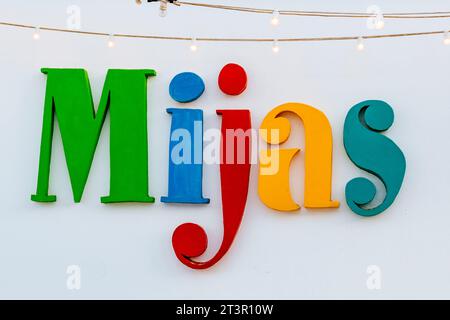 Farbenfrohes Mijas-Logo an einer weißen Wand. Mijas Pueblo. Mijas, Málaga, Andalusien, Spanien, Europa Stockfoto