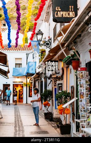 Die Straße wurde auf den lokalen Festivals dekoriert. Mijas Pueblo. Mijas, Málaga, Andalusien, Spanien, Europa Stockfoto
