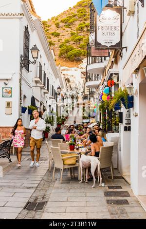 Terrassen in einer typischen Straße in Mijas. Mijas Pueblo. Mijas, Málaga, Andalusien, Spanien, Europa Stockfoto