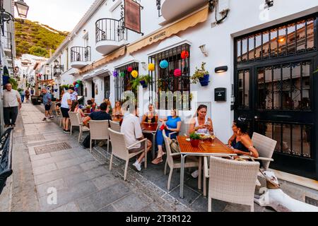 Terrassen in einer typischen Straße in Mijas. Mijas Pueblo. Mijas, Málaga, Andalusien, Spanien, Europa Stockfoto