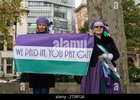 Frauen gegen die Ungleichheit der staatlichen Renten, WASPI, Frauen, die gegen die Art und Weise protestieren, wie die staatliche Rente für Frauen geändert wurde. Banner-Flag Stockfoto