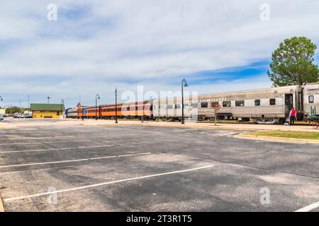 Austin Steam Train Association Hill County Flyer halten in Burnet, Texas - für Mittagessen, Shopping und Unterhaltung. Stockfoto