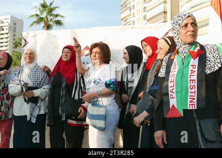 Beirut, Libanon. Oktober 2023. Am 25. Oktober 2023 versammelten sich die Menschen zur Unterstützung Palästinas in der Nähe des Rauchi-Felsens in Beirut, Libanon. (Foto: Elisa Gestri/SIPA USA) Credit: SIPA USA/Alamy Live News Stockfoto