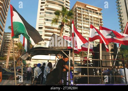 Beirut, Libanon. Oktober 2023. Am 25. Oktober 2023 versammelten sich die Menschen zur Unterstützung Palästinas in der Nähe des Rauchi-Felsens in Beirut, Libanon. (Foto: Elisa Gestri/SIPA USA) Credit: SIPA USA/Alamy Live News Stockfoto