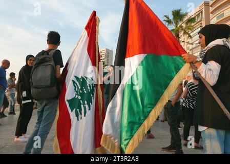 Beirut, Libanon. Oktober 2023. Am 25. Oktober 2023 versammelten sich die Menschen zur Unterstützung Palästinas in der Nähe des Rauchi-Felsens in Beirut, Libanon. (Foto: Elisa Gestri/SIPA USA) Credit: SIPA USA/Alamy Live News Stockfoto