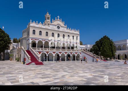 Tinos, GR - 4. August 2023: Heilige Kirche der Jungfrau Maria Evangelistrien Stockfoto