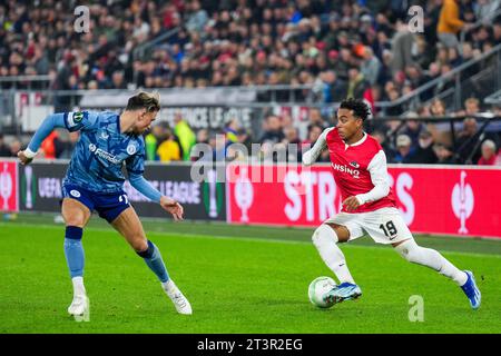 ALKMAAR - (l-r) Matty Cash von Aston Villa FC, Myron van Brederode von AZ Alkmaar während des Gruppenspiels der UEFA Conference League zwischen AZ Alkmaar und Aston Villa FC im AFAS-Stadion am 26. Oktober 2023 in Alkmaar, Niederlande. ANP ED VAN DE POL Stockfoto