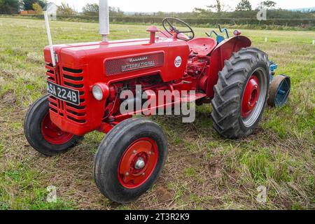 Roter Traktor 1964 McCormick International B 275 auf einer Landwirtschaftsmesse in Troon, Ayrshire, Schottland, Großbritannien Stockfoto