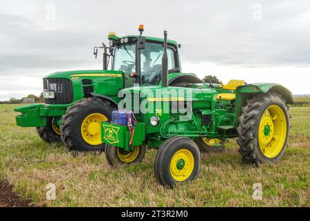 John Deere 6630 Premium und John Deere 710 Traktor auf einer Landwirtschaftsmesse in Troon, Ayrshire, Schottland, Großbritannien Stockfoto