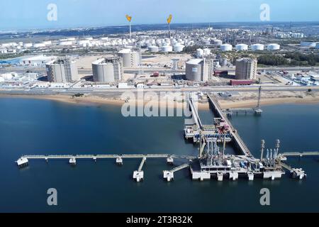 Huelva, Spanien - 21. Oktober 2023: Rückvergasungsterminal von Flüssigerdgas in Enagás, S.A. mit Raffinerie und petrochemischem Industriegebiet von P Stockfoto