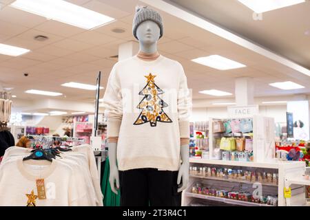 Primark 2023 Christmas Pullover Kollektion – Creme Strick mit goldenen und schwarzen Weihnachtsbaumplättchen auf der Schaufensterpuppe Stockfoto