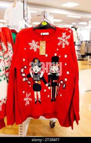 Primark 2023 Weihnachtspullover Kollektion – rote Spielzeugsoldaten mit Schneeflockenstrick Stockfoto