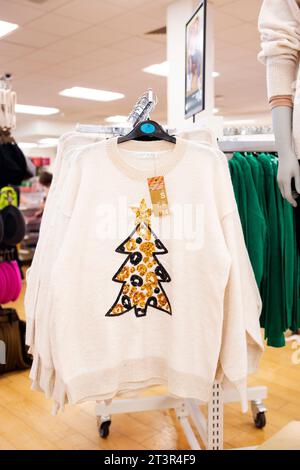 Primark 2023 Christmas Pullover Kollektion – Creme gestrickt mit goldenem und schwarzem Paillettenbaum Stockfoto