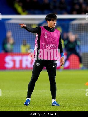 Kaoru Mitoma von Brighton und Hove Albion wärmt sich vor dem Spiel der UEFA Europa League Gruppe B bei AMEX, Brighton und Hove auf. Bilddatum: Donnerstag, 26. Oktober 2023. Stockfoto