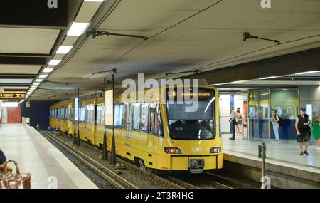 U-Bahn, Hauptbahnhof, Arnulf-Klett-Platz, Stuttgart, Baden-Württemberg, Deutschland *** U-Bahn, Hauptbahnhof, Arnulf Klett Platz, Stuttgart, Baden Württemberg, Deutschland Credit: Imago/Alamy Live News Stockfoto