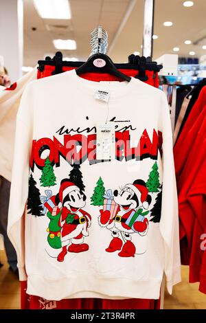 Primark 2023 Christmas Pullover Kollektion - Disney Winter Wonderland Illustrated Design in rot und grün auf Creme Stockfoto