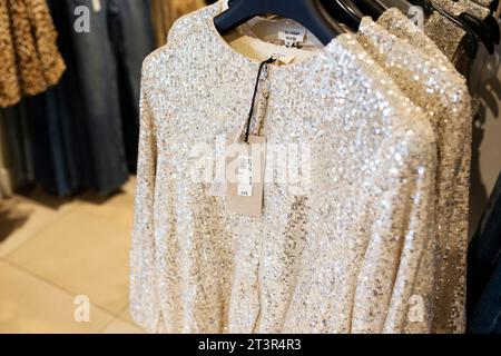 River Island Modegeschäft für Damen, Weihnachts- und saisonale Mode Stockfoto