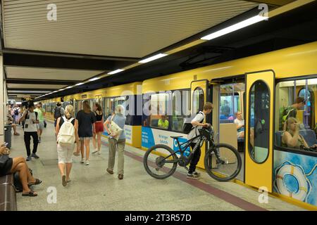 U-Bahn, Hauptbahnhof, Arnulf-Klett-Platz, Stuttgart, Baden-Württemberg, Deutschland *** U-Bahn, Hauptbahnhof, Arnulf Klett Platz, Stuttgart, Baden Württemberg, Deutschland Credit: Imago/Alamy Live News Stockfoto