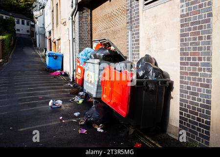 Überfüllte offene Mülltonnen auf der Lower Union Lane in Torquay Stockfoto