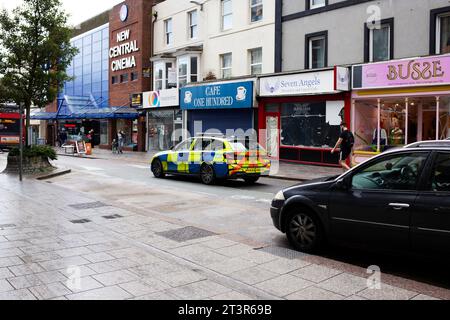 Polizeiauto fährt durch die Union Street Torquay Stockfoto