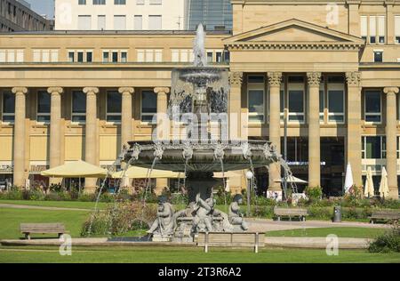 Schloßplatzspringbrunnen, Königsbau, Schloßplatz, Stuttgart, Baden-Württemberg, Deutschland *** Schloßplatzspringbrunnen, Königsbau, Schloßplatz, Stuttgart, Baden Württemberg, Deutschland Credit: Imago/Alamy Live News Stockfoto