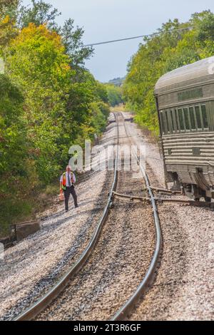 Austin Steam Train Association 3-Punkte-Wendemanöver, um den Motor von hinten nach vorn zu bewegen. Stockfoto