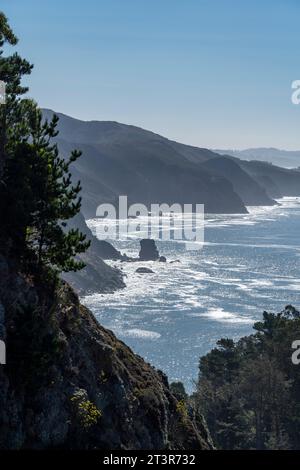 Blick vom Muir Beach Lookout zurück in Richtung San Francisco mit Meeresspiegeln und Klippen. Stockfoto