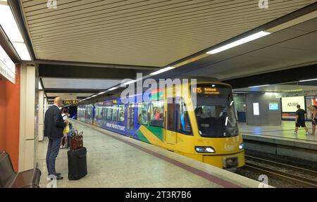 U-Bahn, Hauptbahnhof, Arnulf-Klett-Platz, Stuttgart, Baden-Württemberg, Deutschland *** U-Bahn, Hauptbahnhof, Arnulf Klett Platz, Stuttgart, Baden Württemberg, Deutschland Credit: Imago/Alamy Live News Stockfoto