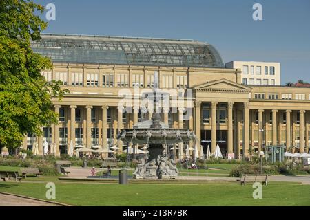 Schloßplatzspringbrunnen, Königsbau, Schloßplatz, Stuttgart, Baden-Württemberg, Deutschland *** Schloßplatzspringbrunnen, Königsbau, Schloßplatz, Stuttgart, Baden Württemberg, Deutschland Credit: Imago/Alamy Live News Stockfoto