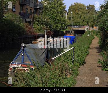 Schmale Boote vertäuten in der Nähe der Grenze der Schifffahrt auf dem River Stort in Bishop’s Stortford am 7.10.2023. Stockfoto