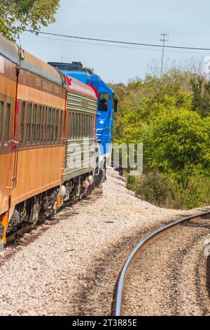 Austin Steam Train Association 3-Punkt-Wendemanöver, um den Motor von hinten nach vorne zu bewegen. Stockfoto