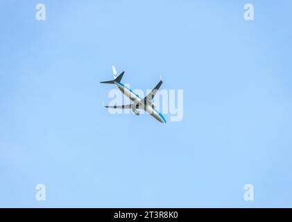 KLM Passagierflugzeug fliegt über einen blauen Himmel Stockfoto