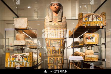 Turin, Italien - Juni 2022: Ägyptisches Museum, Mumienraum der drei Systers, 772 - 664 v. Chr. Ägyptische Archäologie, Sarchophagus. Stockfoto