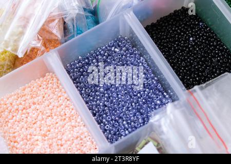 Bunte Perlen in Behältern, Nahaufnahme, Kunsthandwerk, Makrofoto Stockfoto