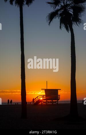 Silhouettenhütte und Palmen bei einem farbenfrohen Sonnenuntergang am Venice Beach in Los Angeles, Kalifornien. Stockfoto