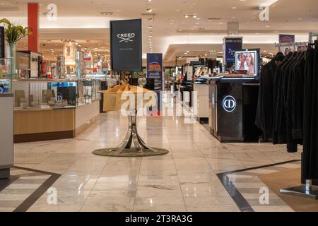 Innengänge von Dillard's Kaufhaus in der Nähe der Kosmetik- und Schmuckabteilung. Wichita, Kansas, USA. Stockfoto