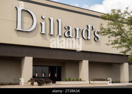 Außenfassade des Kaufhauses Dillard's in Wichita, Kansas, USA. Schräge Ansicht. Stockfoto